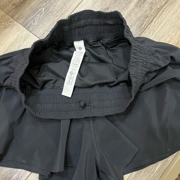 Lululemon Shake It Out High-Rise Running Short 2.5" NWOT - Picture 7 of 11